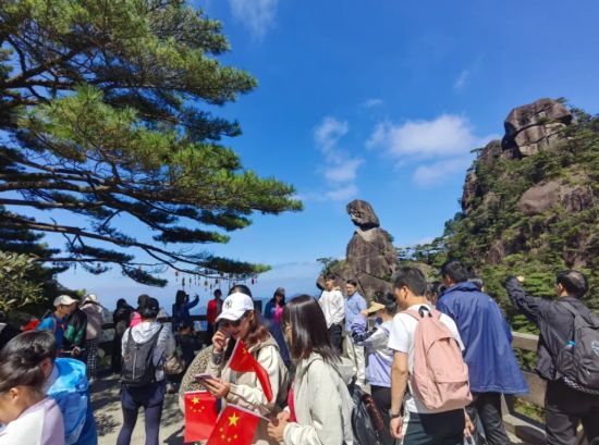 科學管理與暖心服務并重，三清山景區客流有序涌動展新貌